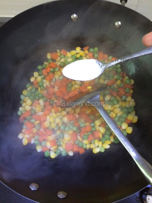 炒一分钟左右，加入适量盐调味。