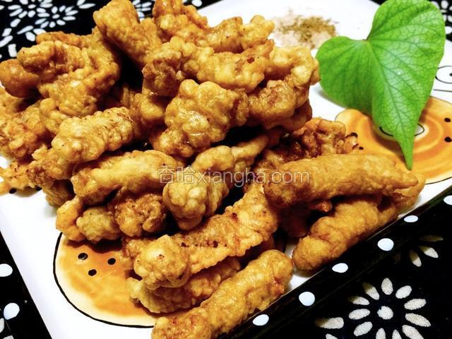 肉条全部炸后后，再次升高油温，复炸后出锅；