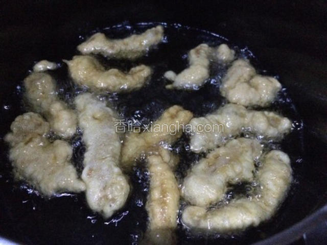 油烧热后，把挂浆的肉条放里面炸制，要一条条放，避免粘连；