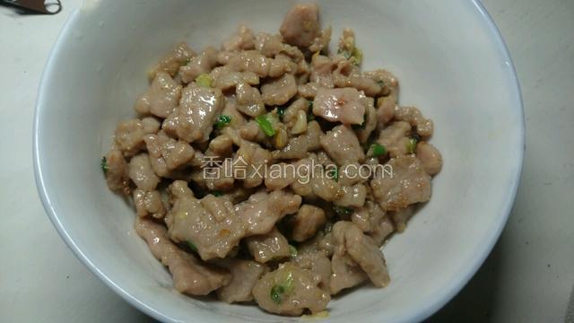 锅里倒少许油，把腌制好的牛肉粒快速滑炒一下，段生既可。