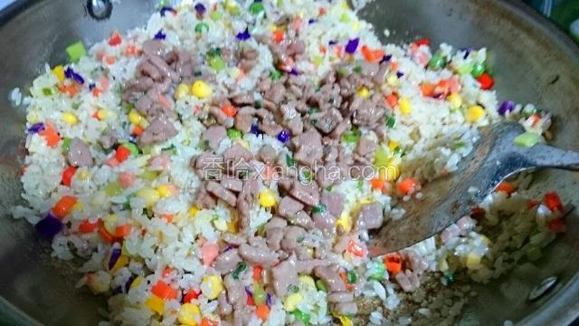 待蔬菜丁炒至七八成熟时，倒入滑炒好的里脊肉末。
并放入盐，鸡精，翻炒一会儿即可出锅。（这一步骤当时着急忘记拍了，用类似放肉末的菜代替一下，抱歉）