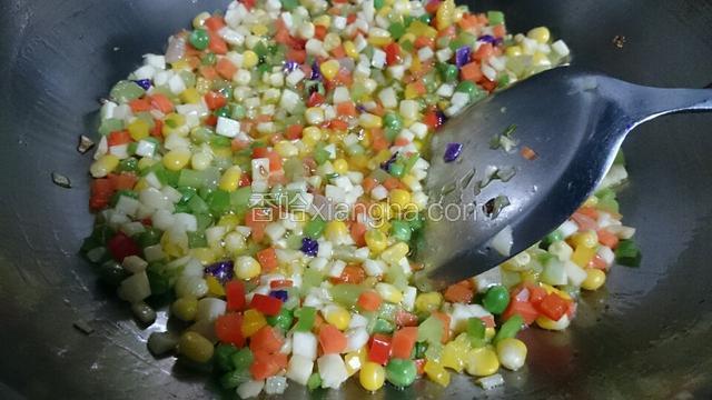 在干净的炒锅内放入足量的橄榄油，待油温热时，放入葱姜沫煸炒出香味后将切好的蔬菜丁倒入锅内翻炒。
（以上蔬菜入锅是有顺序的，依次是茭白，口磨，玉米，广胡，青笋，各种椒类，临出锅前再入紫甘蓝。因为它们的易熟度不同，为保证口感必须分次入锅。）