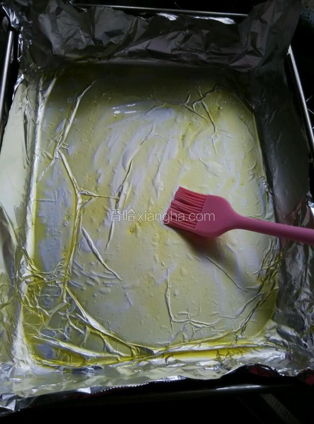 烤盘里铺上锡纸，并刷上一层香油
这时候可以开烤箱预热，上下火200度