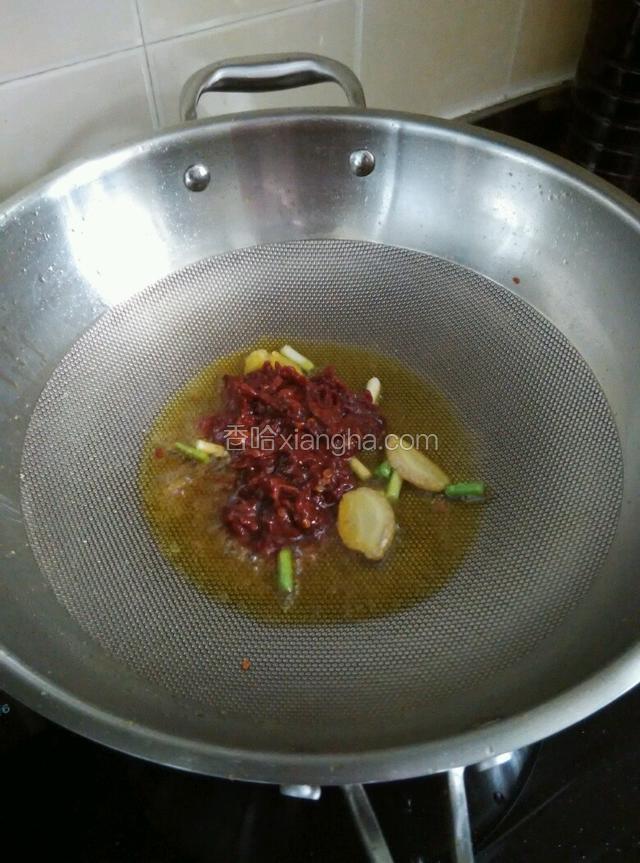 烤鱼的同时，可以准备汤料
炒锅加香油爆香葱姜，加1大勺郫县豆瓣酱，转小火，炒出红油