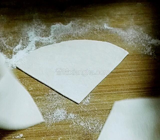取一块三角面皮，中间放馅
