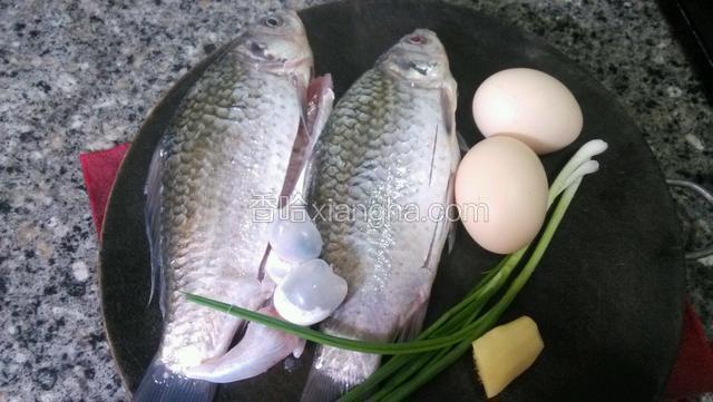 准备食材，鸡蛋，葱，姜清洗干净，鲫鱼清理干净备用。