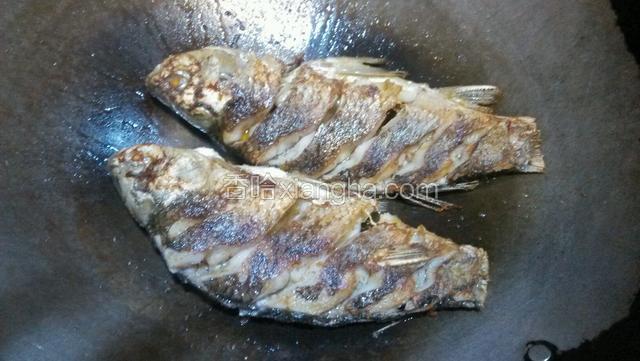 锅内留底油下鲫鱼煎到两面金黄取出备用。