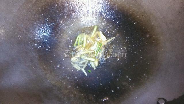 锅内留底油下姜丝，葱段爆香。