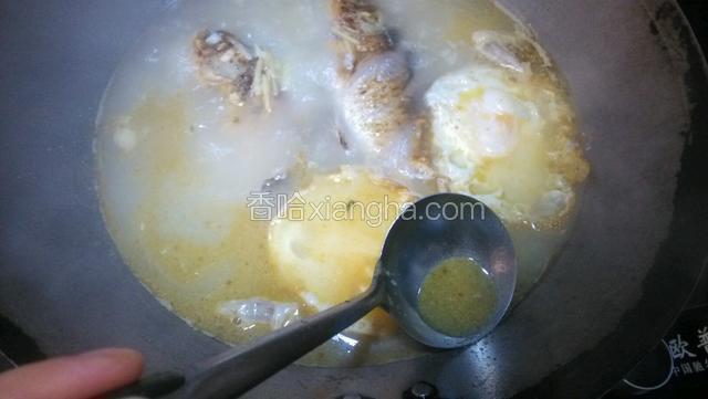 倒入开水(冷水也可以)下鲫鱼荷包蛋再次烧开撇去油沫转中火慢煮。
