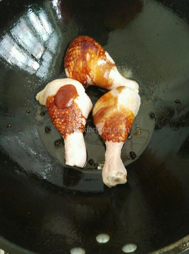 鸡腿上放10克红烧酱油，放10克鲜味耗油，放15克食盐。