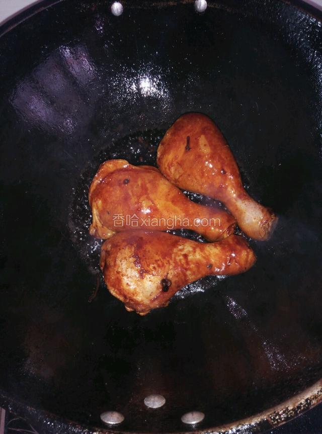 鸡腿用木铲轻轻翻动是鸡腿均匀上色。

