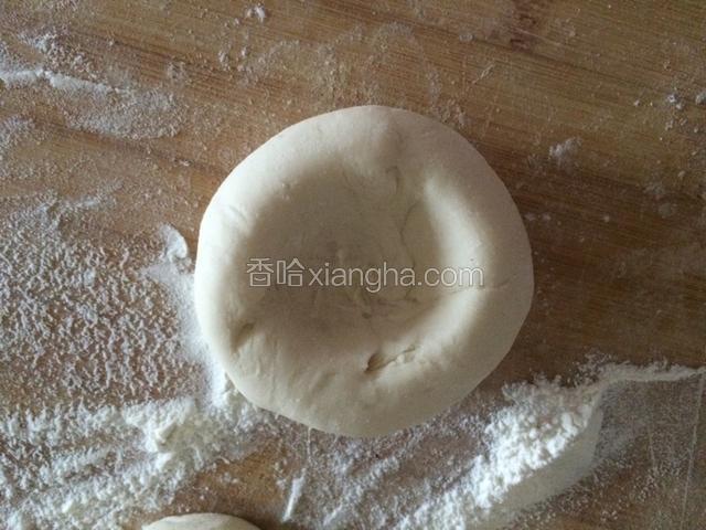 再把一小块的面揉成下面的样子