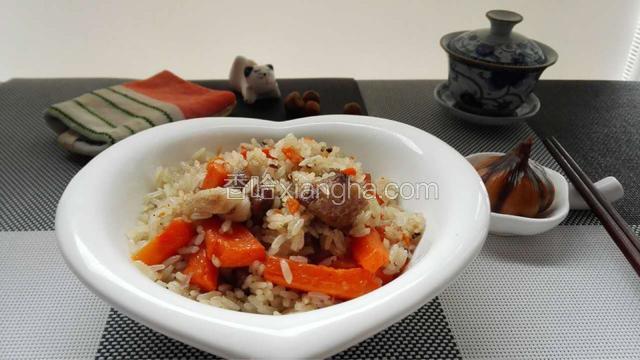 大火开锅后转小火慢煲30分钟后即可。
也可以倒入电饭煲内按米饭键即可。
蒸熟后搅拌均匀即可食用。