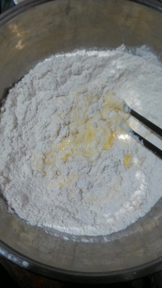 把面粉  水  淡奶油  酵母   三分之二的鸡蛋放盆里搅拌成絮状