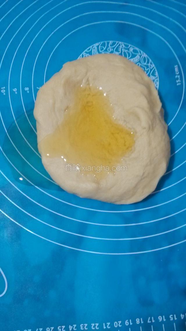 加入玉米油继续揉至融合   用摔打  搓  揉的方式至面团出膜