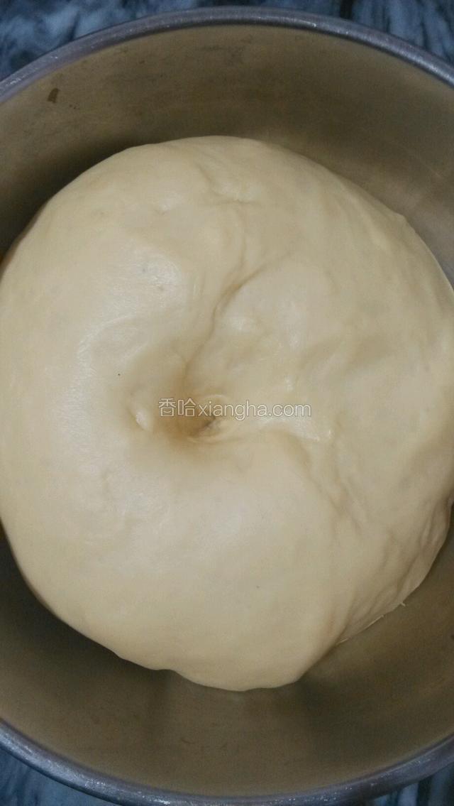 面团放温暖处发酵至两倍大  手指话面粉戳面团  不回缩则发酵好了