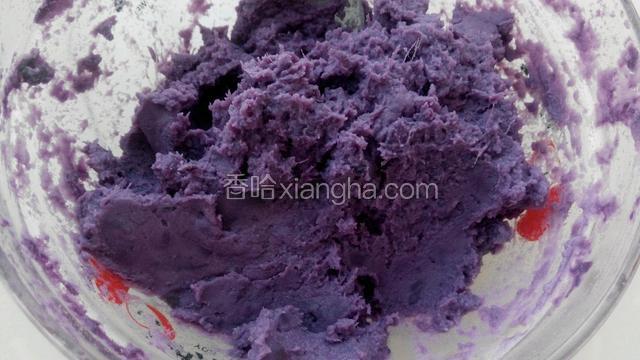 利用这个时间把紫薯用勺子压碎，太干可以加些牛奶稀释一下，喜欢甜点的还可以加些糖。
