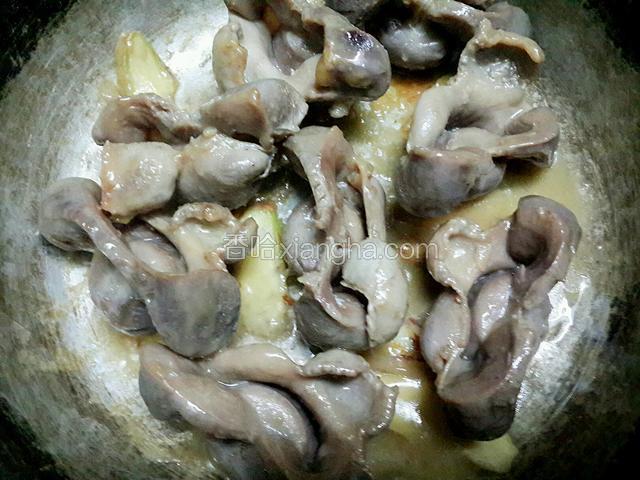 把鸡肾翻个面
