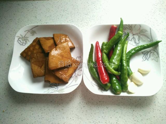 备好图中食材。香干、杭椒、红辣椒、蒜洗净。