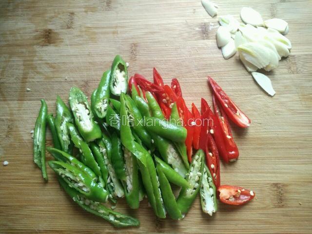 杭椒、红辣椒切菱形，蒜切片。