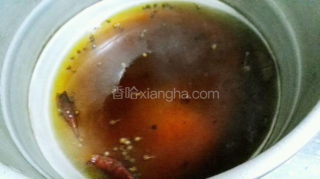 花椒，尖椒，大料，桂皮，盐，糖，水，熬成料水晾凉待用