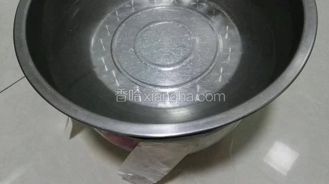 我在上面放了一个盘子，用一盆水压住，腌制半天使其入味