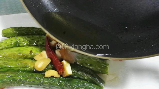 捞出黄瓜码盘，油烧热，趁热泼在黄瓜上面