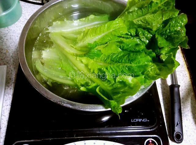 菜叶放入加了点盐和油的开水中半分钟左右捞出