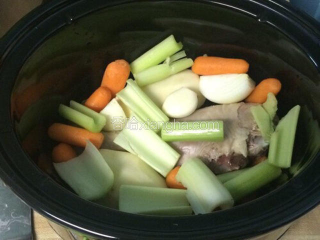 将所有食材入慢炖锅，加入适量开水，水正好盖过所有食材；