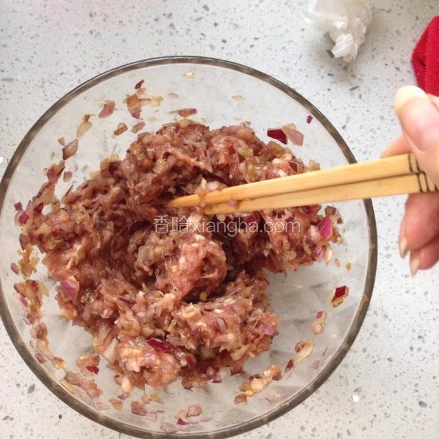 用筷子拌匀之后，顺时针搅拌