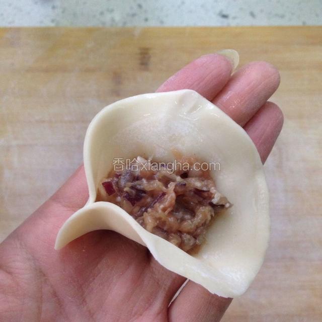 左侧先捏一个角