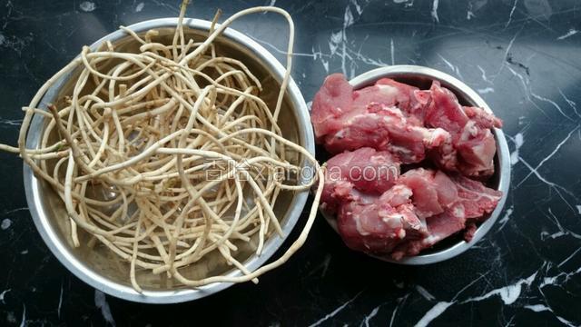 将准备好食材洗净，龙骨剁成小块