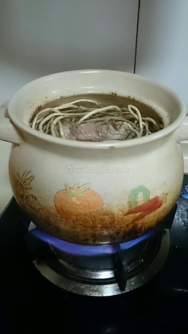 大火煮滚，瓢掉上层的沫子，放三片生姜调成小火慢煲。