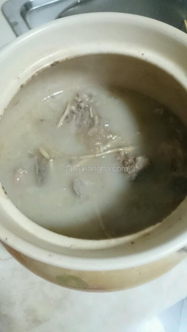 经过两个小时的小火慢煲，折耳根已经完全软烂到汤里，龙骨的骨髓也融进汤汁里。汤汁呈现奶白色，香气肆意。