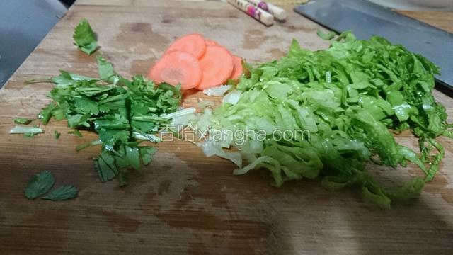 这时把事先准备的蔬菜切好。