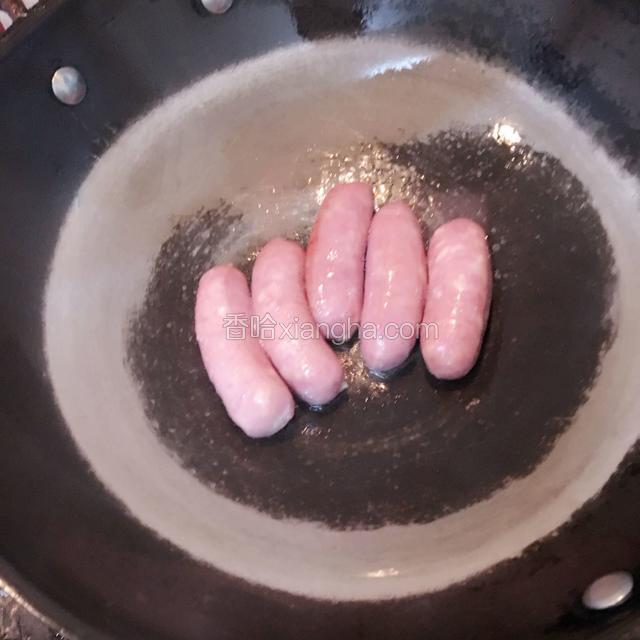 起油锅，中小火香煎香肠