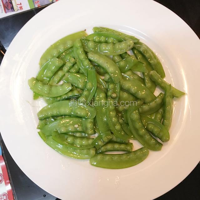 将炒好的荷兰豆平放盘底