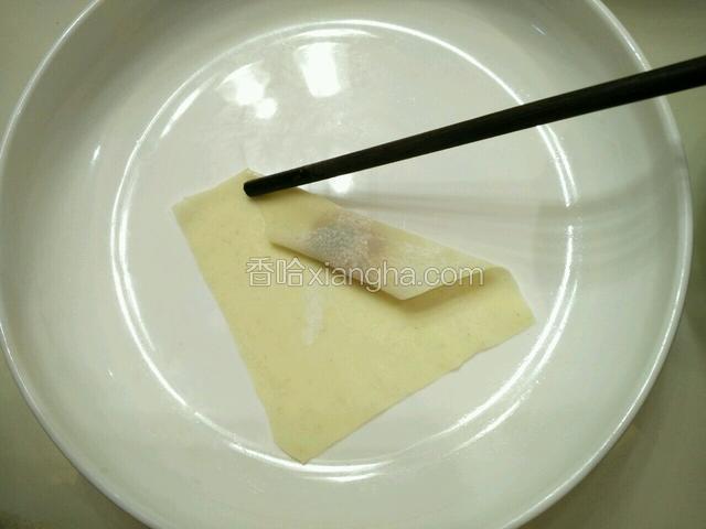 用筷子沾点水，点在筷子指着的位置。