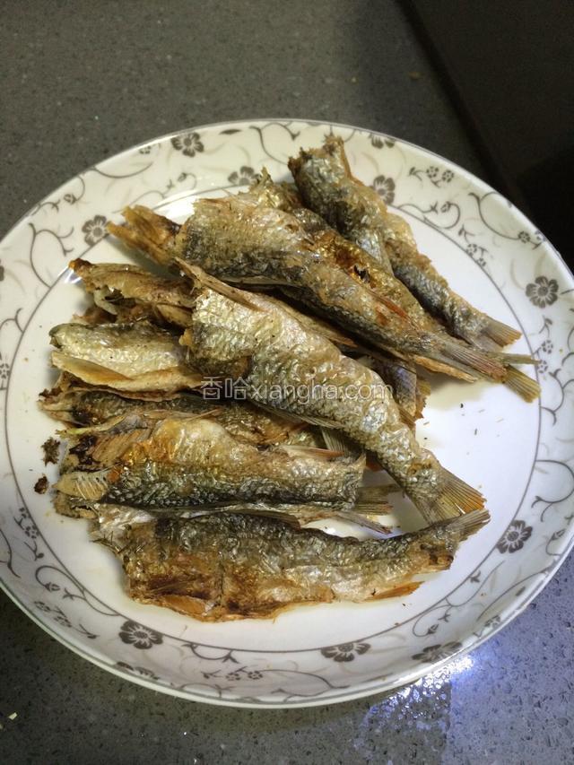 准备好鱼干，用清水冲洗干净。
