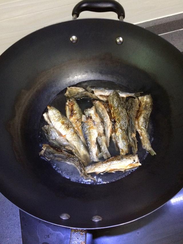 鱼干放入锅中，加入刚好没过鱼干的清水，开火把鱼干焖软，不要随意去翻动，把水刚刚收干最好。汤汁最好让鱼干全部吸收进去，这样才能保存鱼干的香味。然后盛出备用。