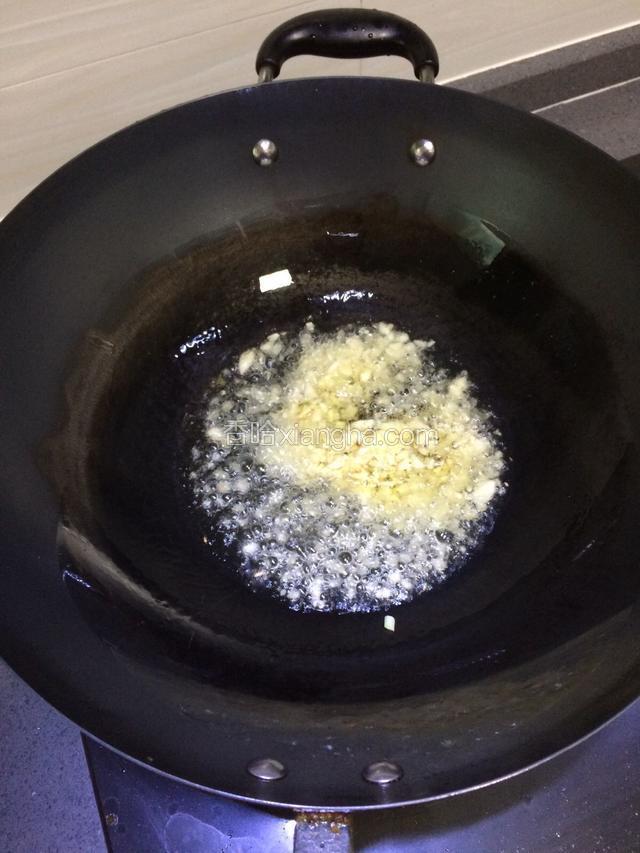 锅里倒入适量的油把姜蒜煸香，