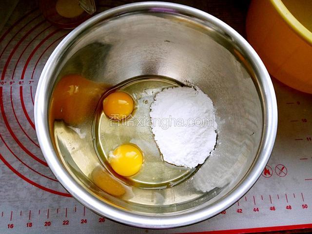 全蛋糖粉放入干净盆中