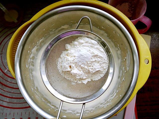 过筛低粉和泡打粉，翻拌无颗粒