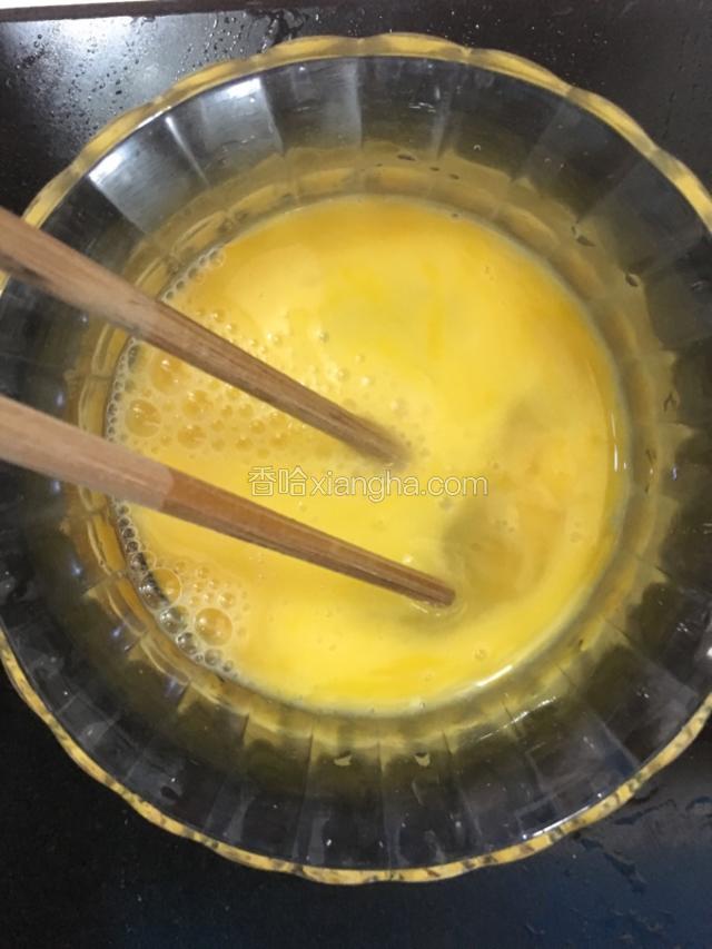 两个鸡蛋打散