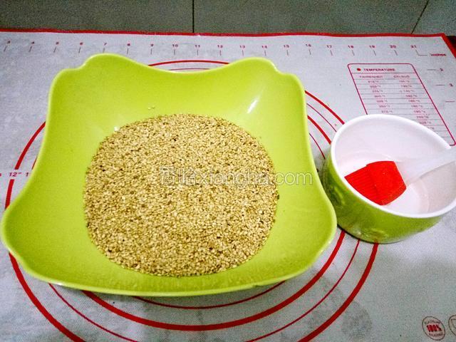 熟芝麻，淡盐水准备