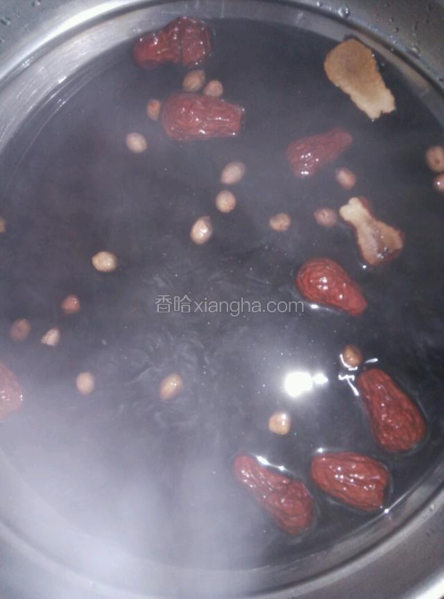 把淘好的食材倒入锅中，加入1500克开水。（家里烤的炉火，水壶烧有开水。） 把锅坐到炉火上，盖上锅盖，刚开始要大火煮粥！