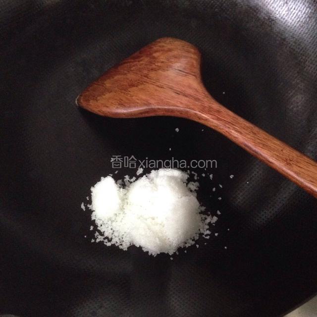 起锅，倒白糖