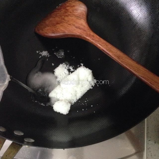 根据白糖的量加水，慢慢倒，正好没住糖为最好
