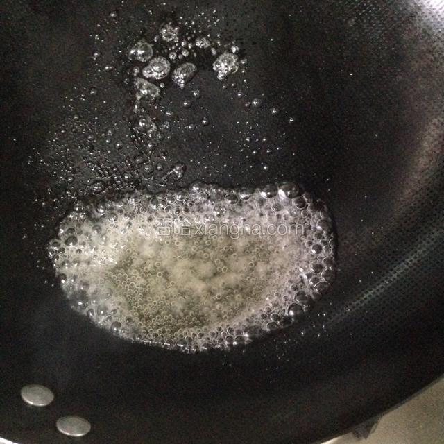 中大火，用锅铲搅拌，根据水的多少再加入少量白糖