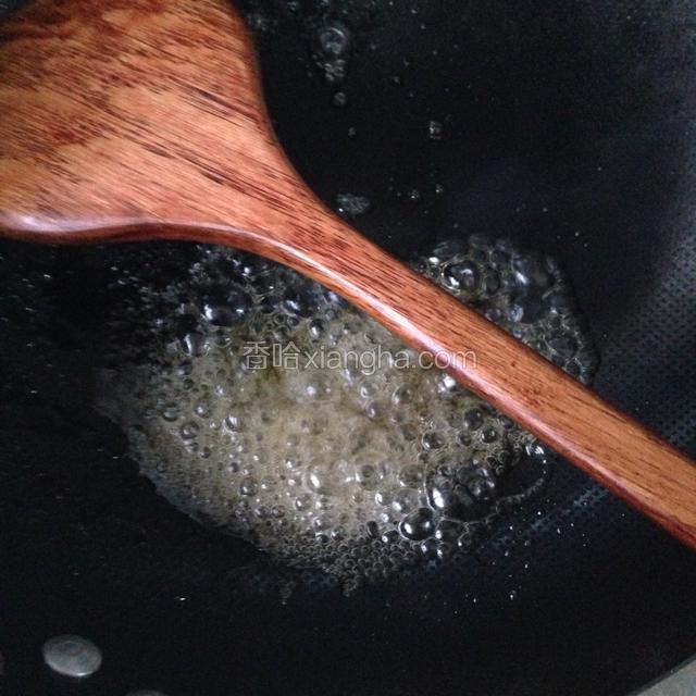 糖水起大泡之后换小火，用锅铲搅拌看看是否变粘稠
